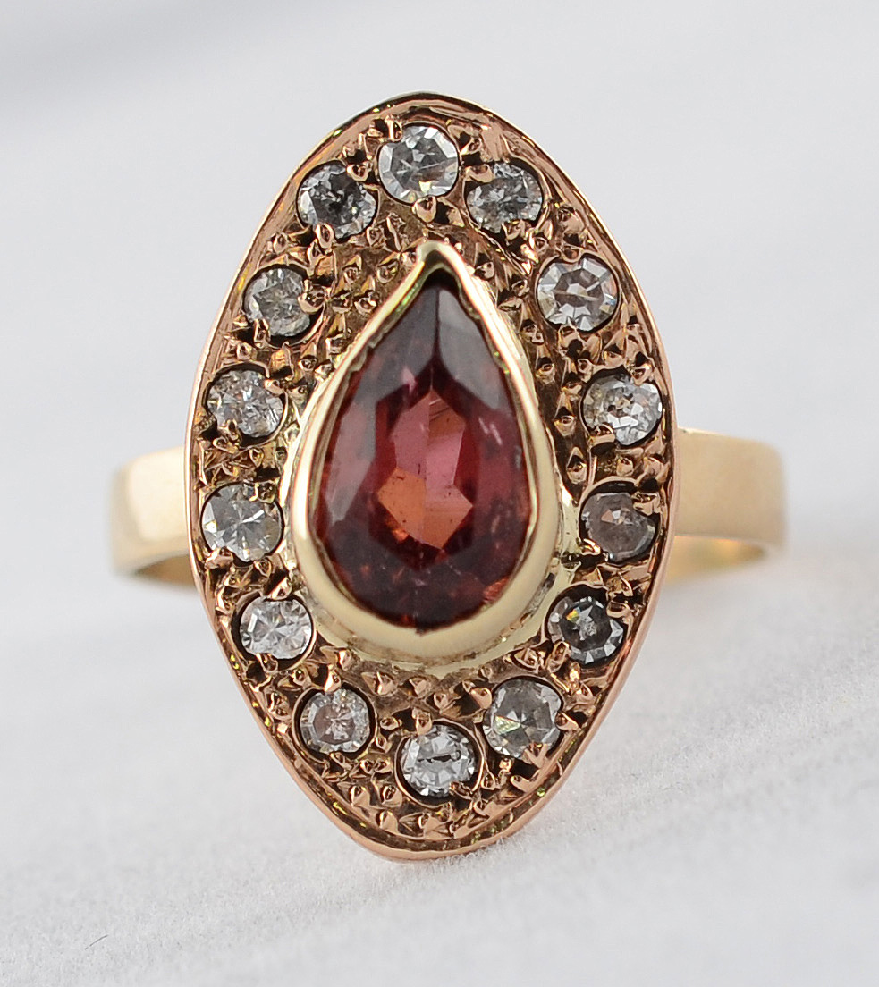 Anel de ouro 18 k com um rubi com 1,60 ct e catorze brilhantes com... - foto 2 de 2