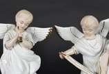 Conjunto com quatro estatuetas de porcelana bra... - Conjunto com quatro estatuetas de porcelana branca com frisos dourados representando anjos musicistas.