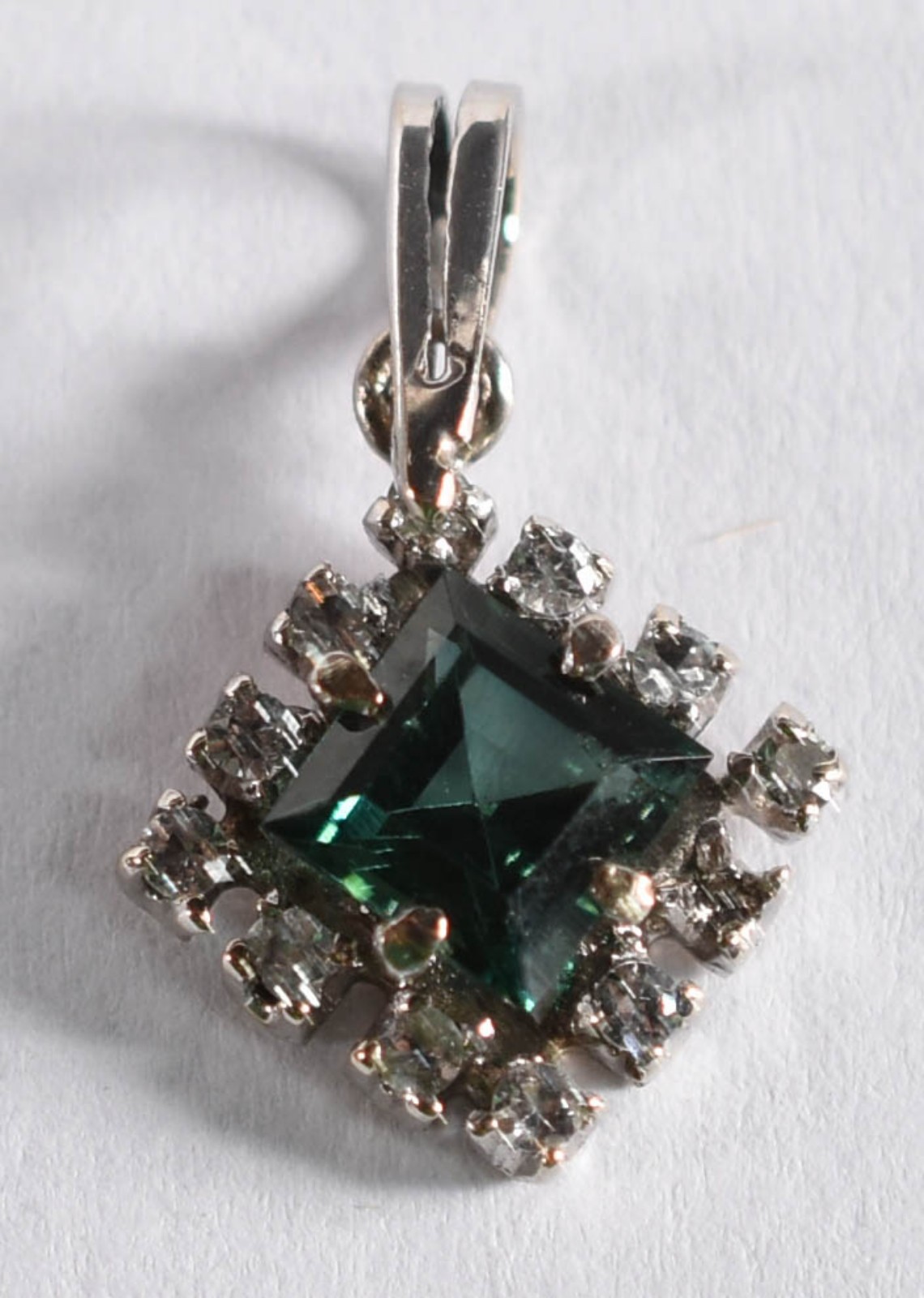 Pendente de turmalina verde com brilhantes Vinte e uma pedras de... - foto 2 de 3