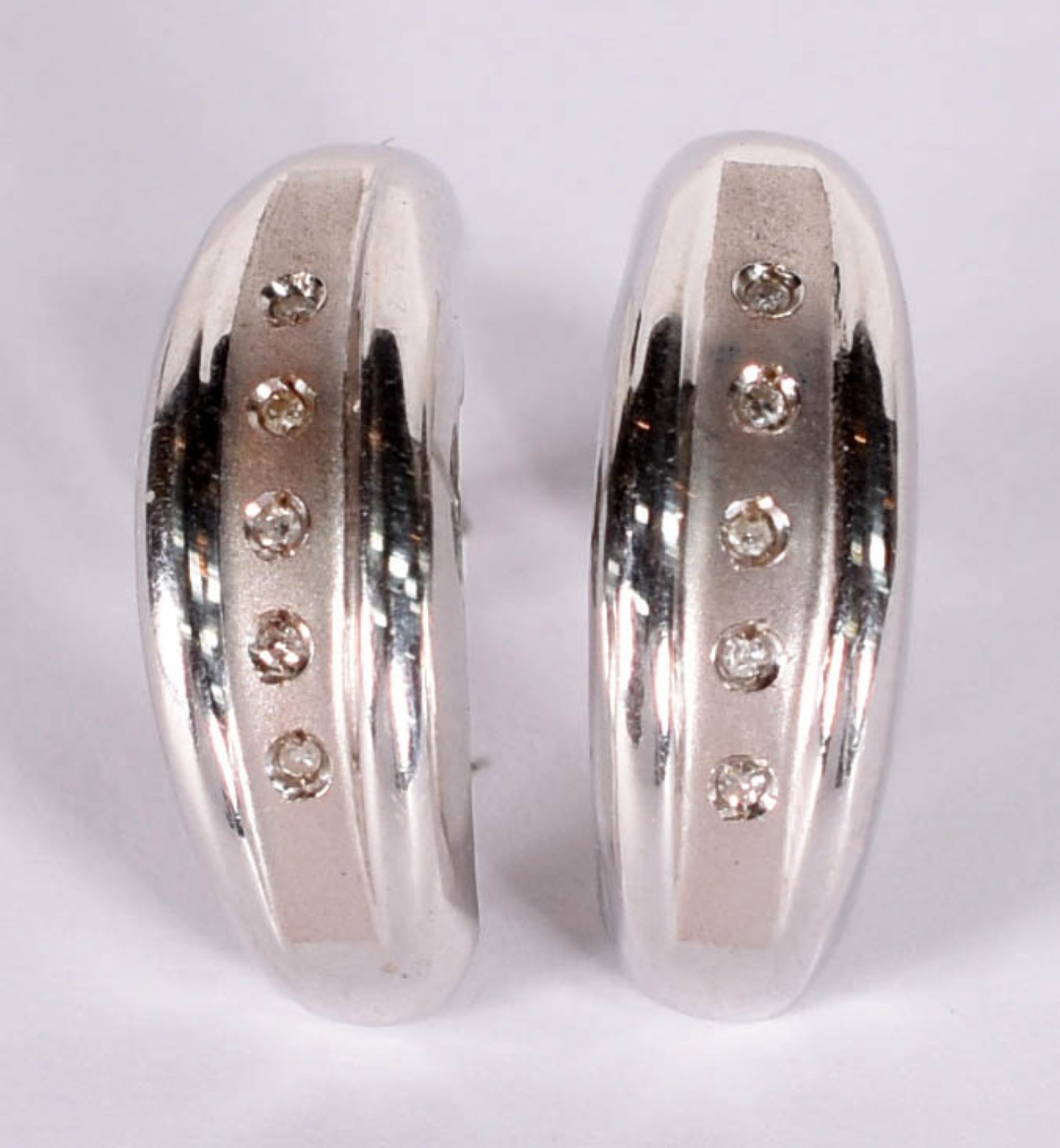 Par de brincos de ouro branco 750 com 10 brilhantes (Por motivos de... - foto 1 de 5