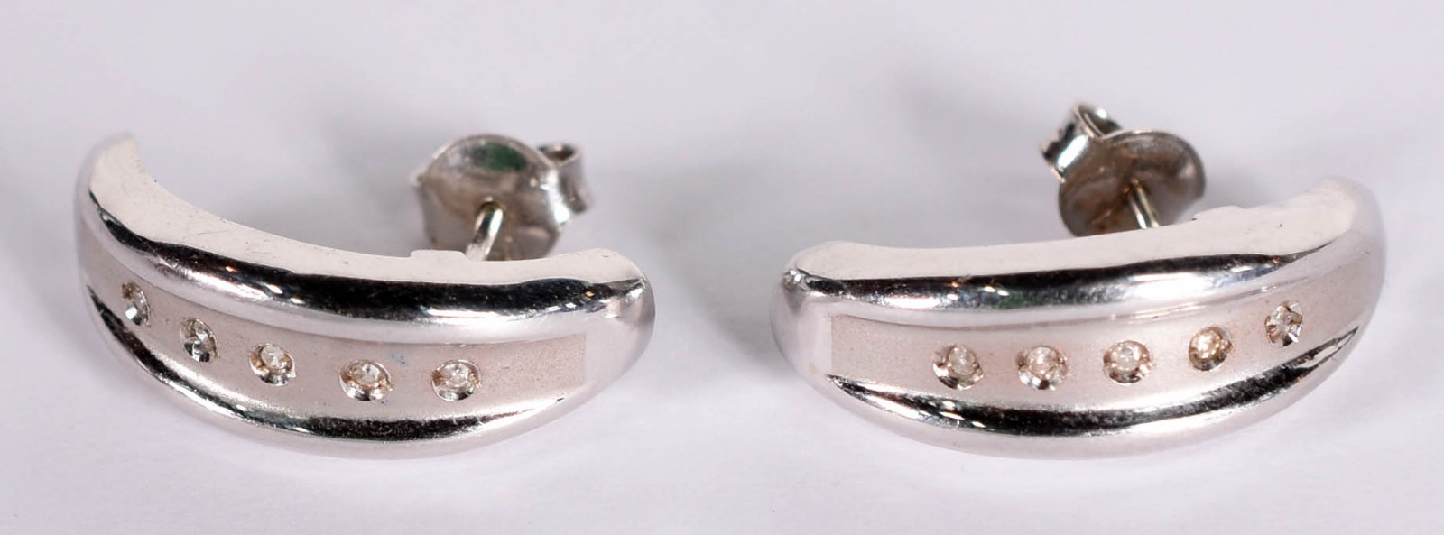 Par de brincos de ouro branco 750 com 10 brilhantes (Por motivos de... - foto 2 de 5