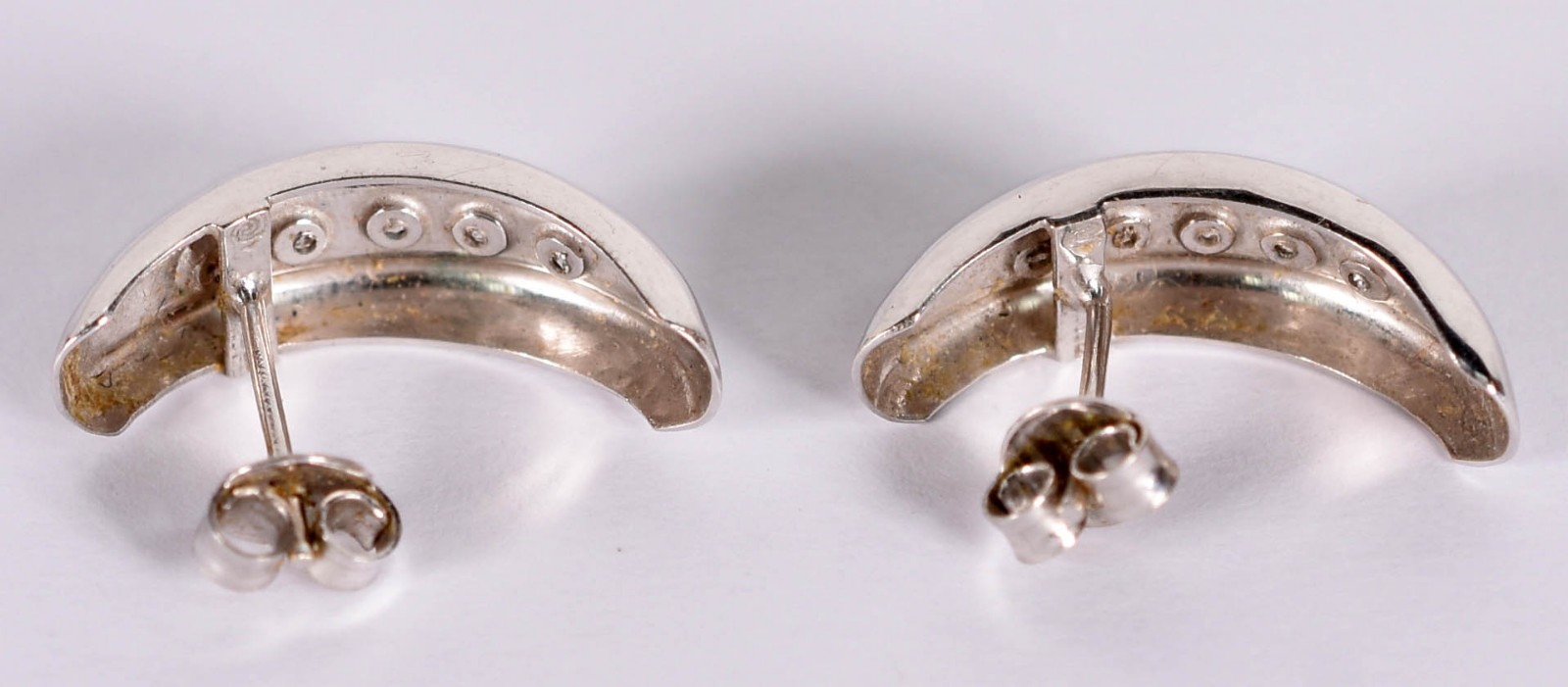 Par de brincos de ouro branco 750 com 10 brilhantes (Por motivos de... - foto 3 de 5