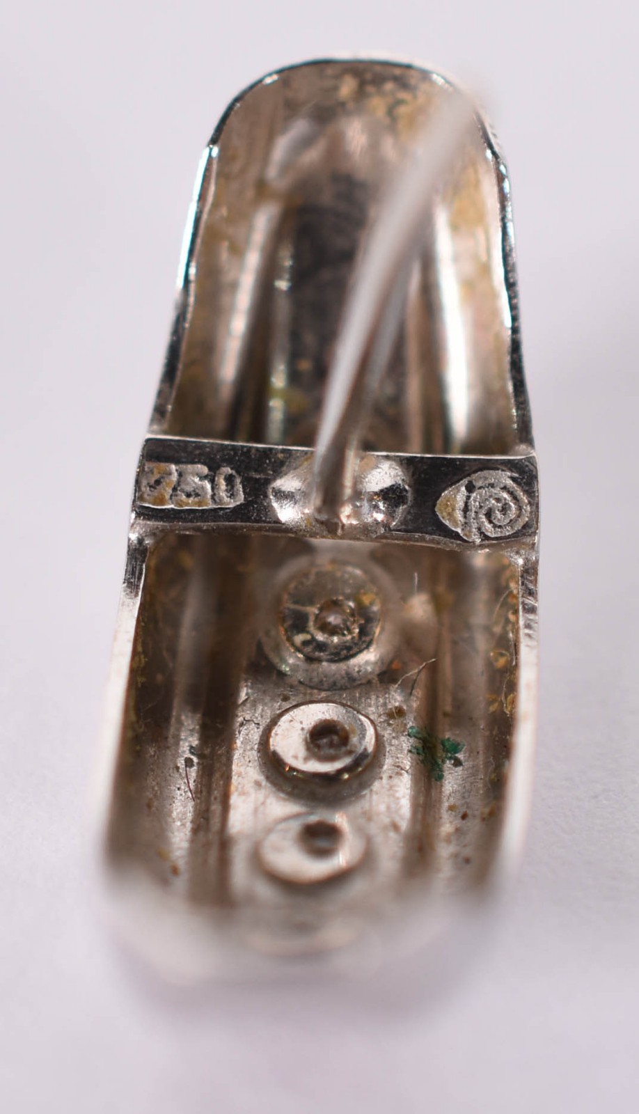 Par de brincos de ouro branco 750 com 10 brilhantes (Por motivos de... - foto 4 de 5