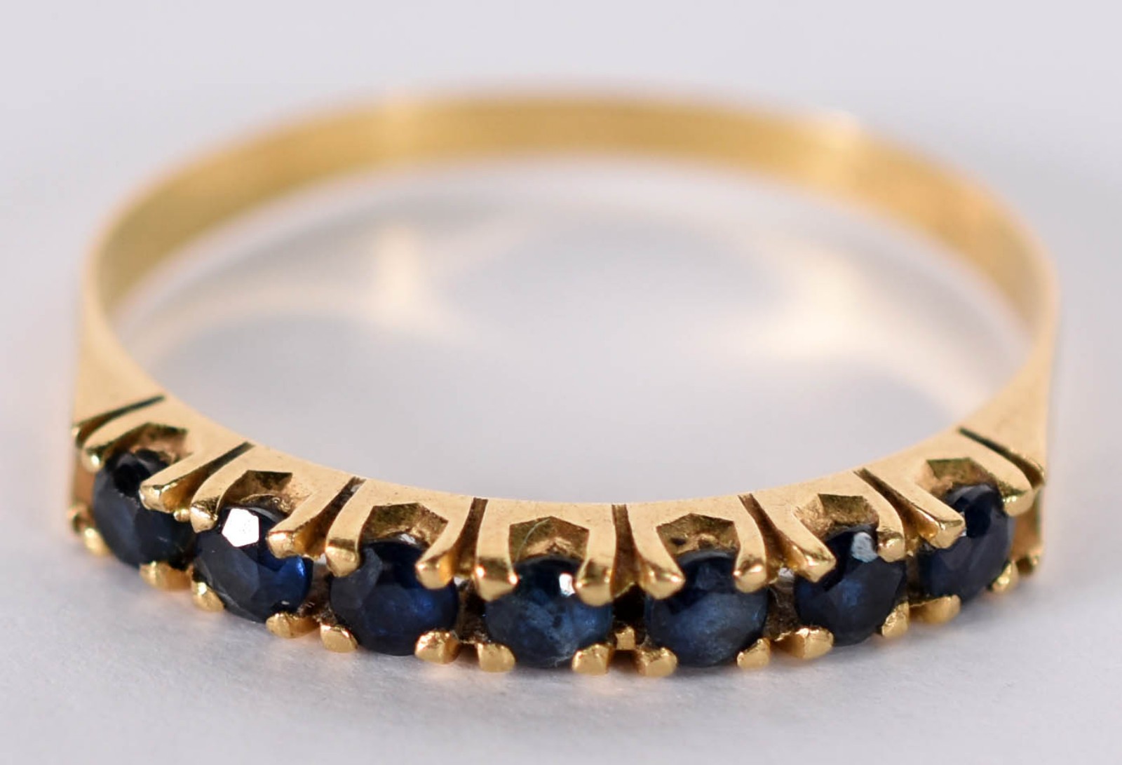 Anel de ouro amarelo 18 k com sete safiras azuis, aro 17 (Por motivos... - foto 1 de 4