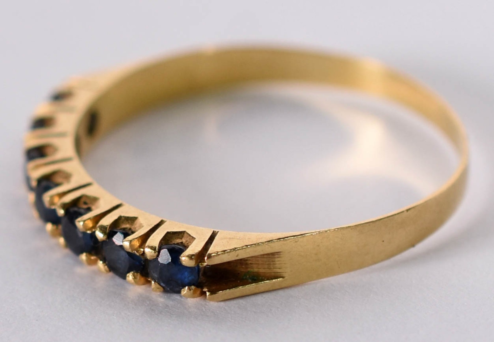 Anel de ouro amarelo 18 k com sete safiras azuis, aro 17 (Por motivos... - foto 2 de 4