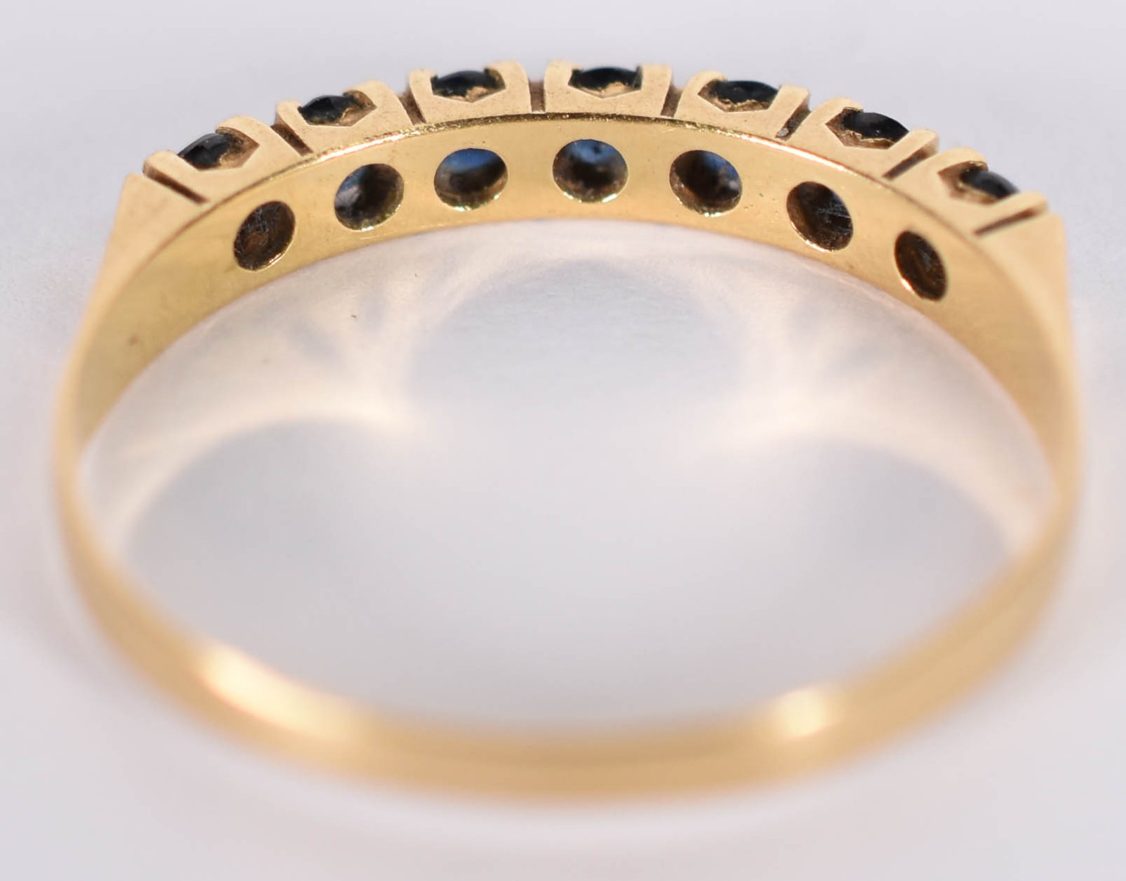 Anel de ouro amarelo 18 k com sete safiras azuis, aro 17 (Por motivos... - foto 3 de 4