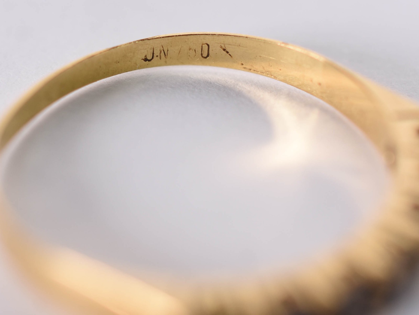 Anel de ouro amarelo 18 k com sete safiras azuis, aro 17 (Por motivos... - foto 4 de 4