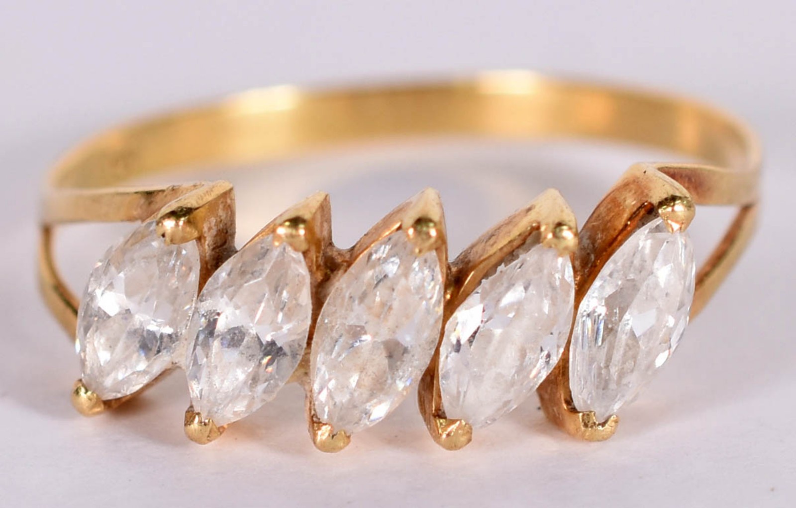 Anel de ouro amarelo 18 k com 5 safiras navete, aro 20 (Por motivos... - foto 1 de 4