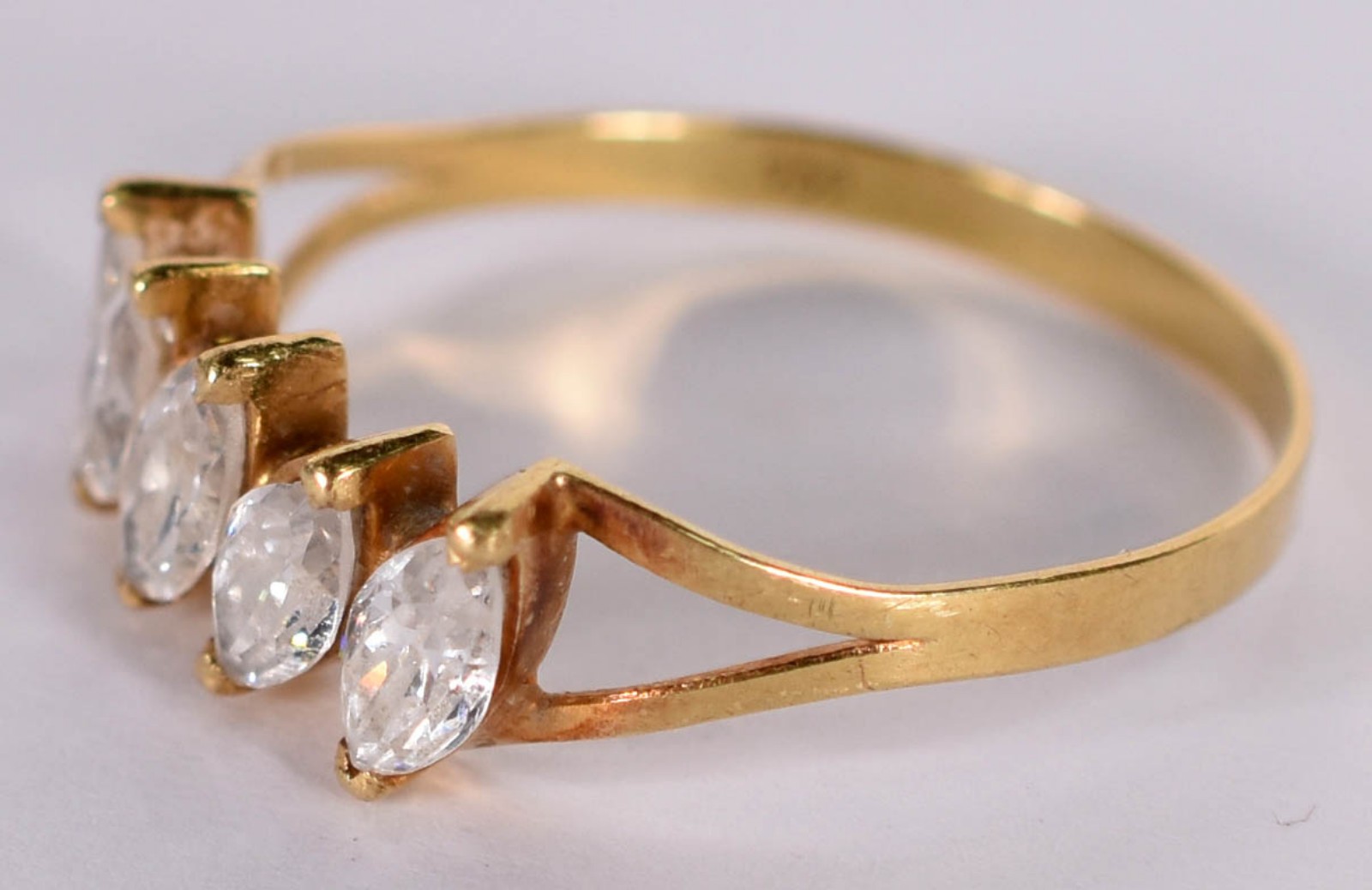 Anel de ouro amarelo 18 k com 5 safiras navete, aro 20 (Por motivos... - foto 2 de 4