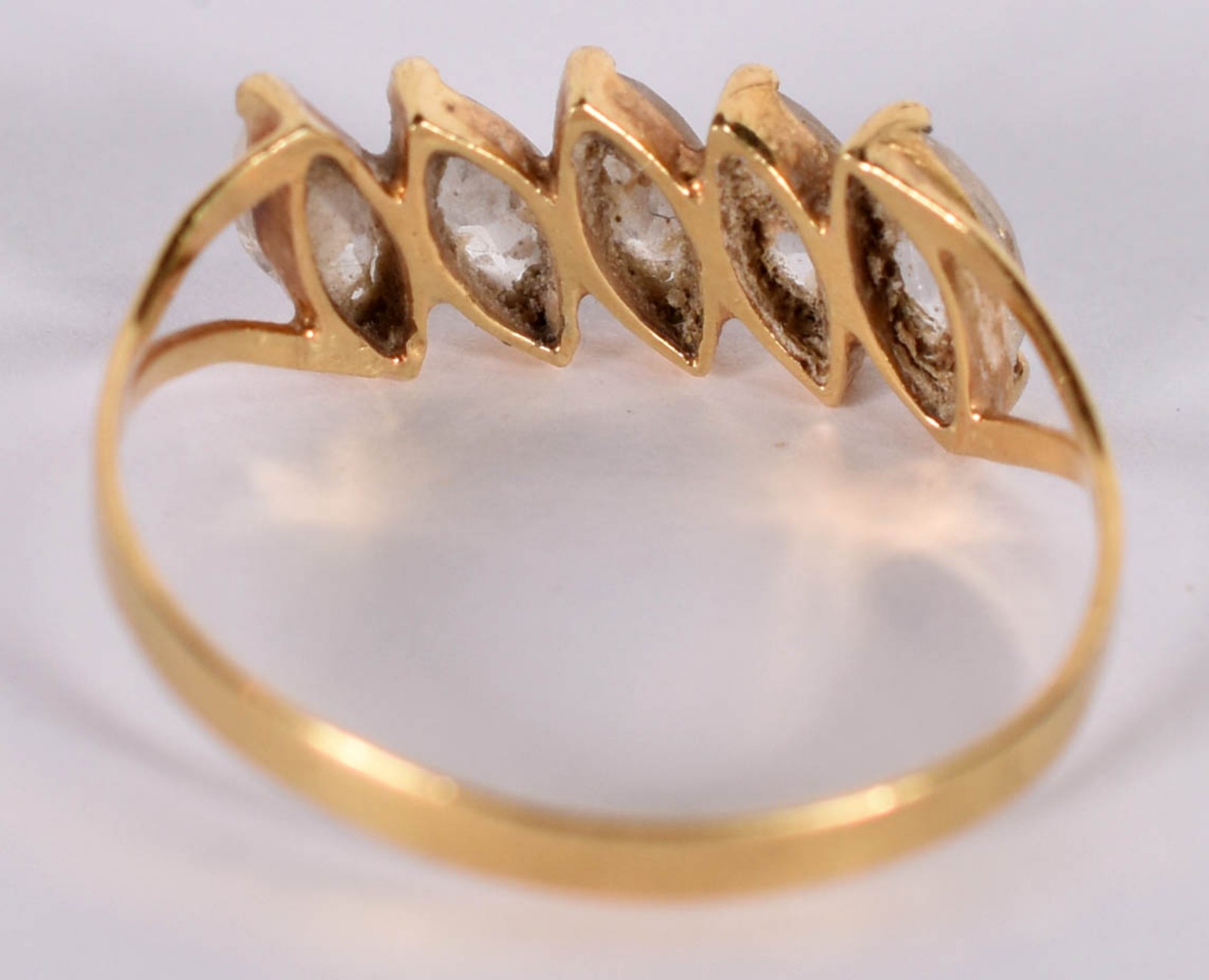 Anel de ouro amarelo 18 k com 5 safiras navete, aro 20 (Por motivos... - foto 4 de 4