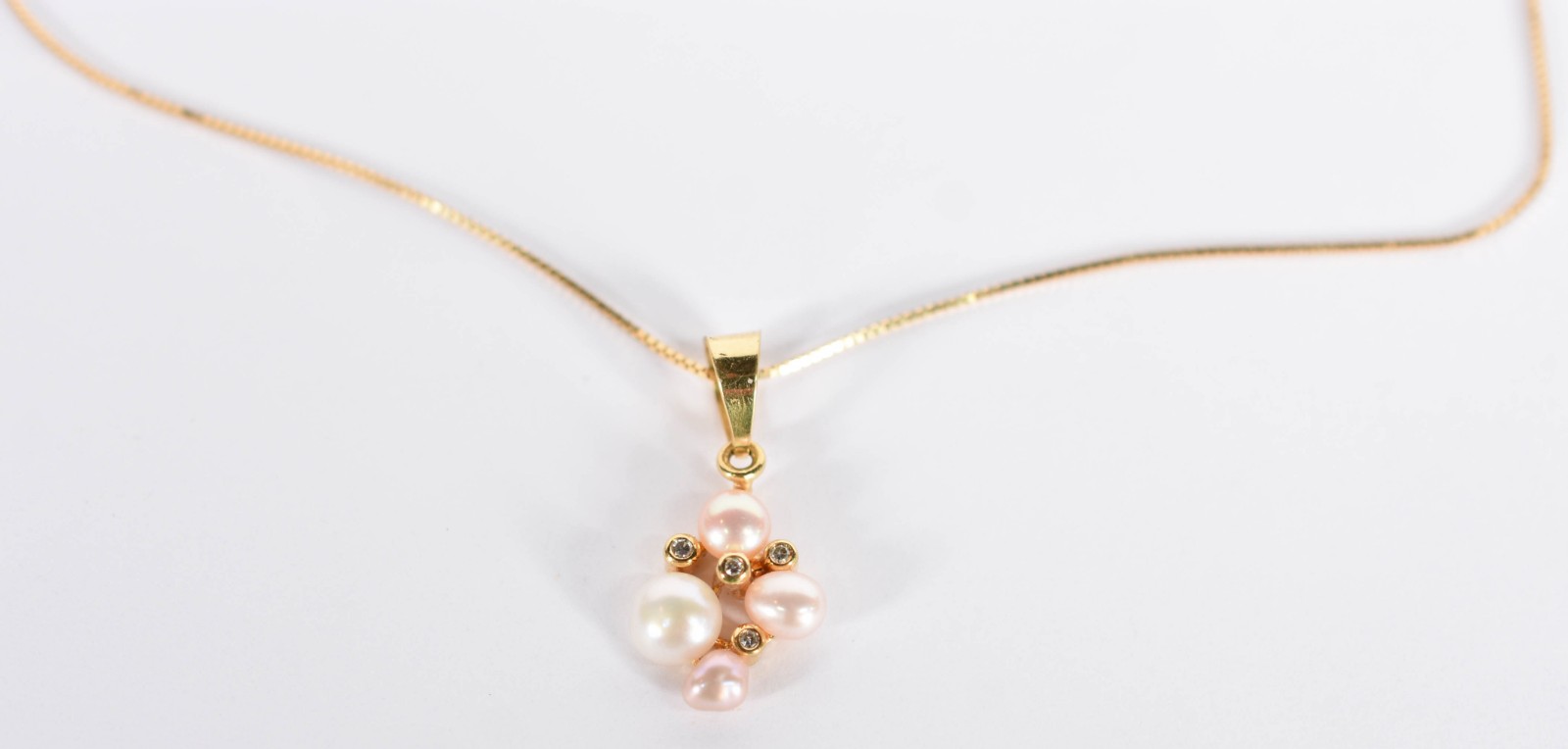 Gargantilha de ouro amarelo 750 com pingente com 5 brilhantes (Por... - foto 1 de 5