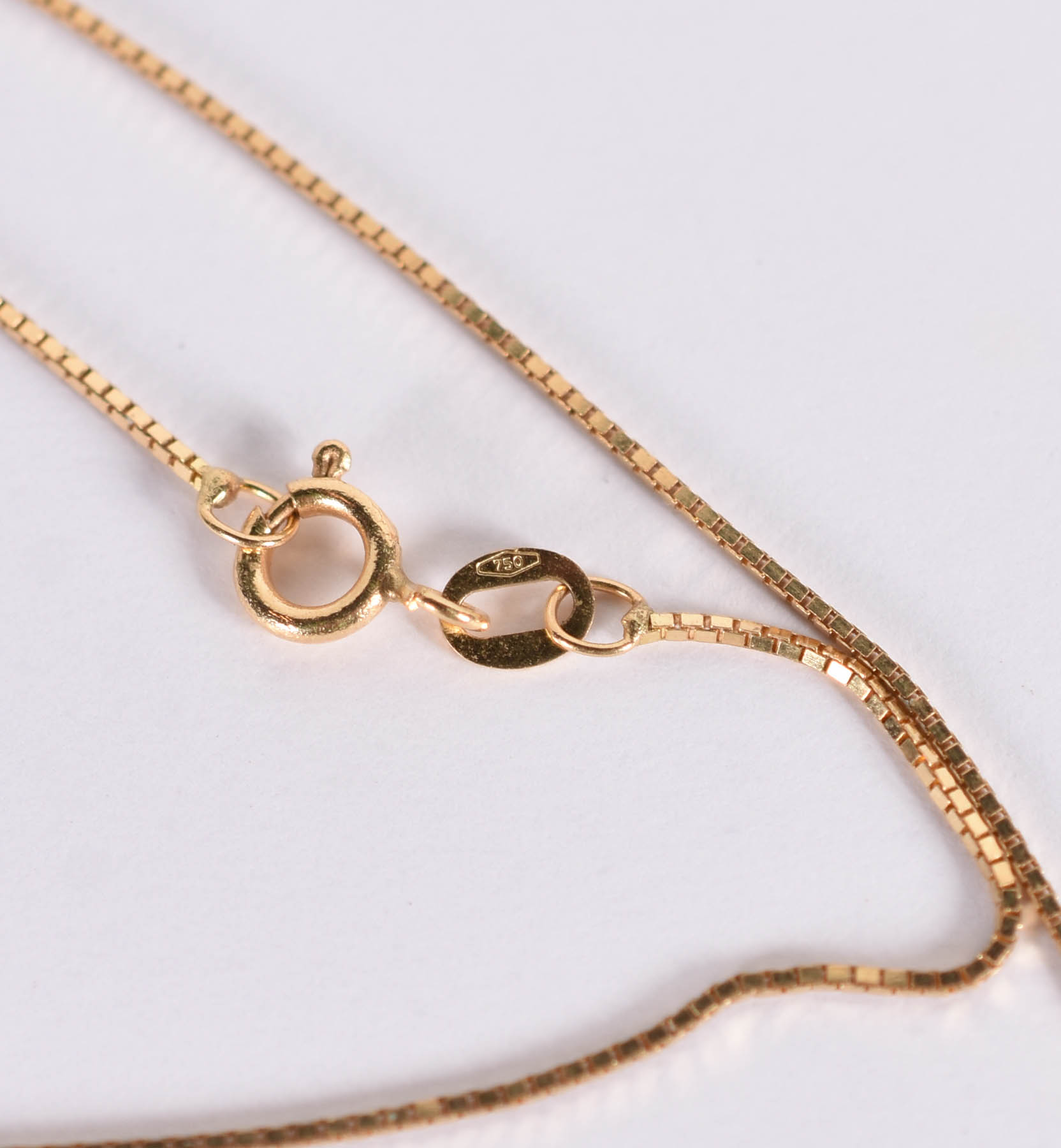 Gargantilha de ouro amarelo 750 com pingente com 5 brilhantes (Por... - foto 3 de 5