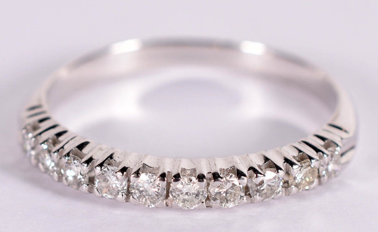 Anel de ouro branco com 10 brilhantes de 0,05 cada, total 0,50 ct aro... - foto 1 de 3