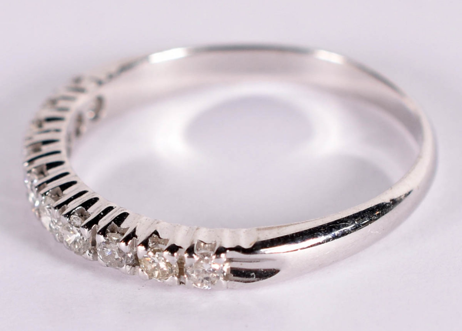 Anel de ouro branco com 10 brilhantes de 0,05 cada, total 0,50 ct aro... - foto 2 de 3