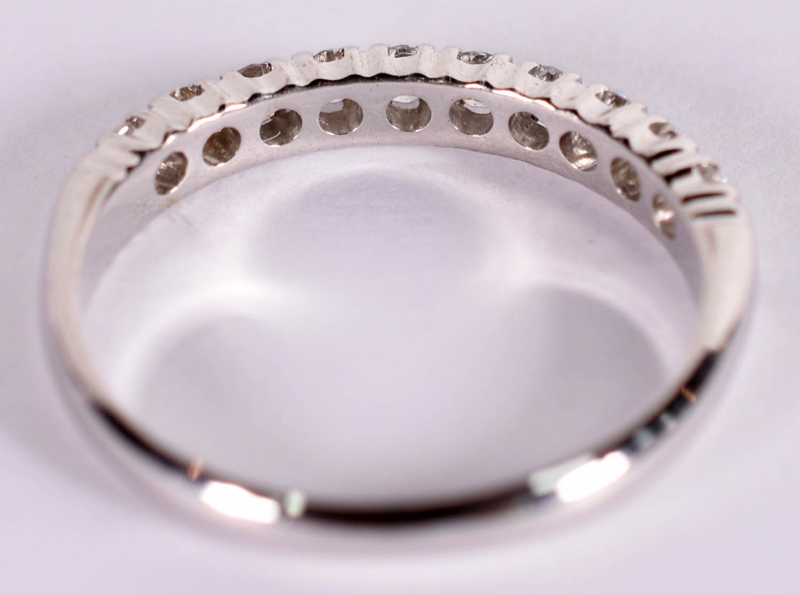 Anel de ouro branco com 10 brilhantes de 0,05 cada, total 0,50 ct aro... - foto 3 de 3