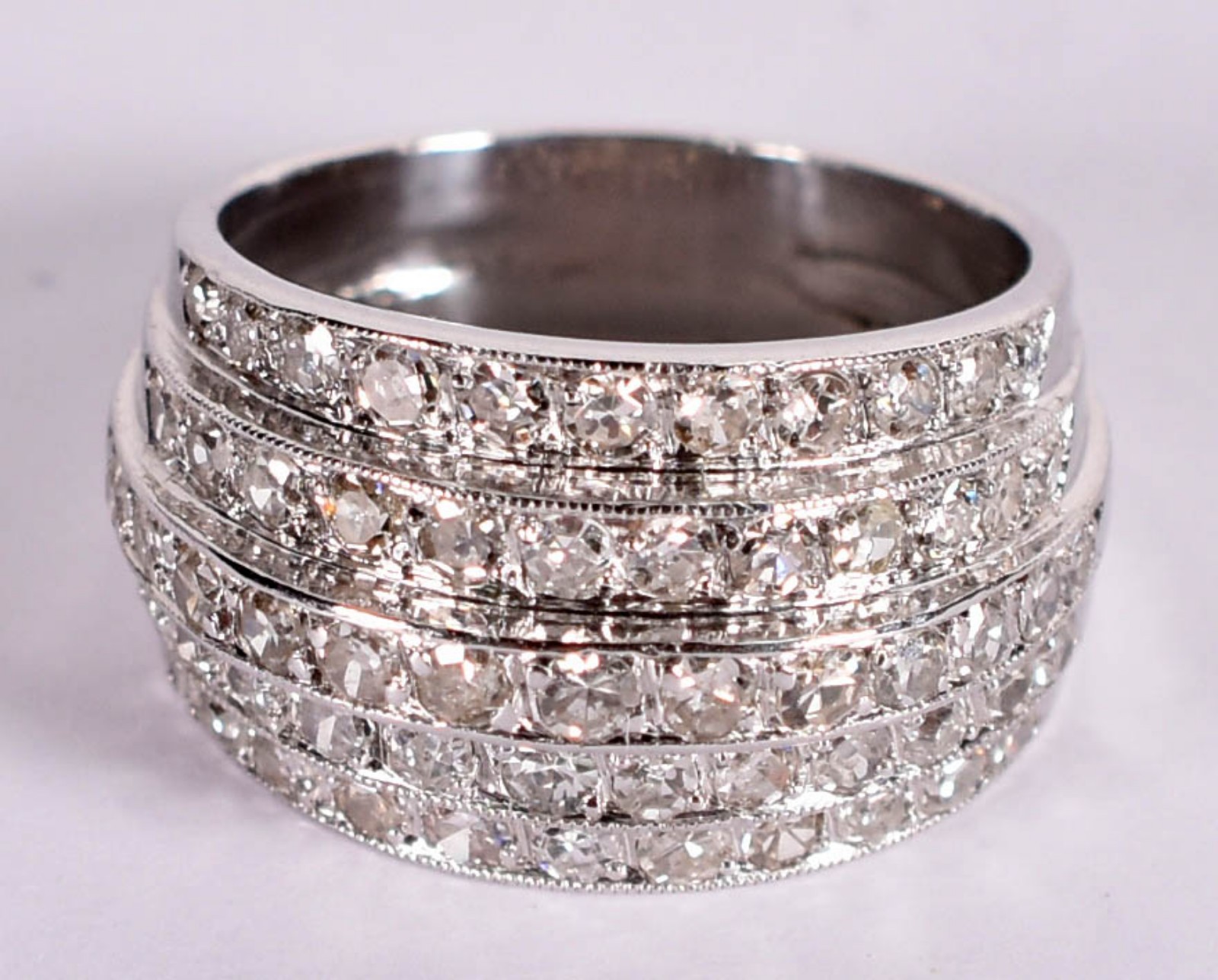 Anel de ouro branco, com 60 brilhantes de 0,04, total 2,40 cts, aro... - foto 1 de 3