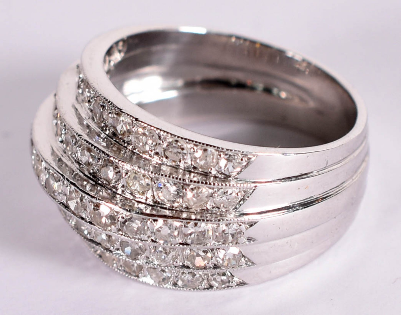 Anel de ouro branco, com 60 brilhantes de 0,04, total 2,40 cts, aro... - foto 2 de 3