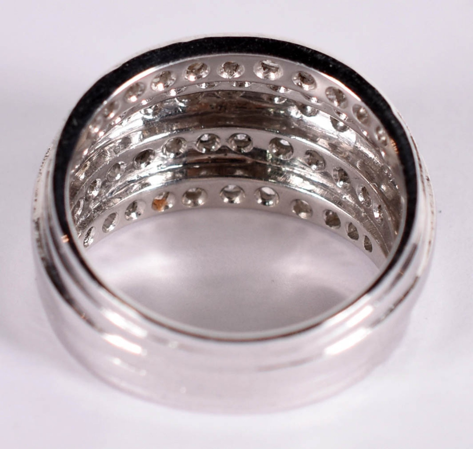 Anel de ouro branco, com 60 brilhantes de 0,04, total 2,40 cts, aro... - foto 3 de 3