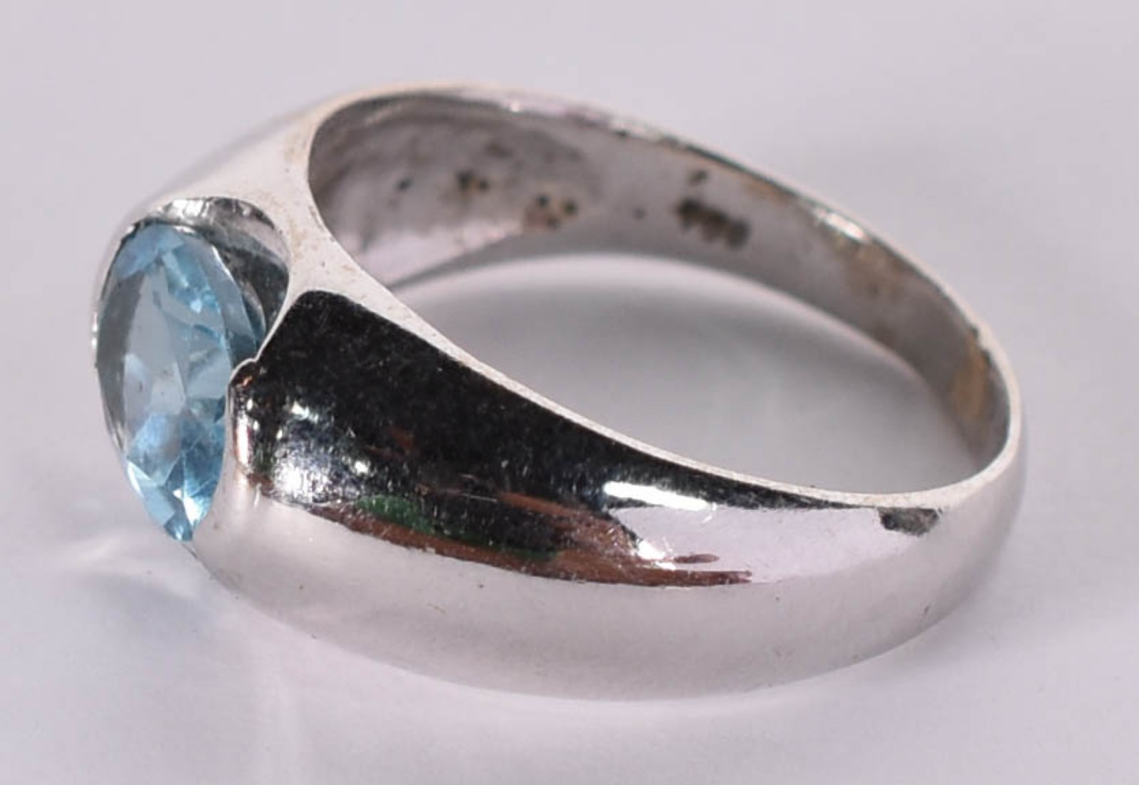 Anel de ouro branco com pedra de água marinha 1 ct, aro 13 (Por... - foto 2 de 4