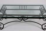 Mesa de centro com base de metal e tampo de cri... - Mesa de centro com base de metal e tampo de cristal bisotado.  Medidas 1,39 x 0,89 cm e altura 47 cm.