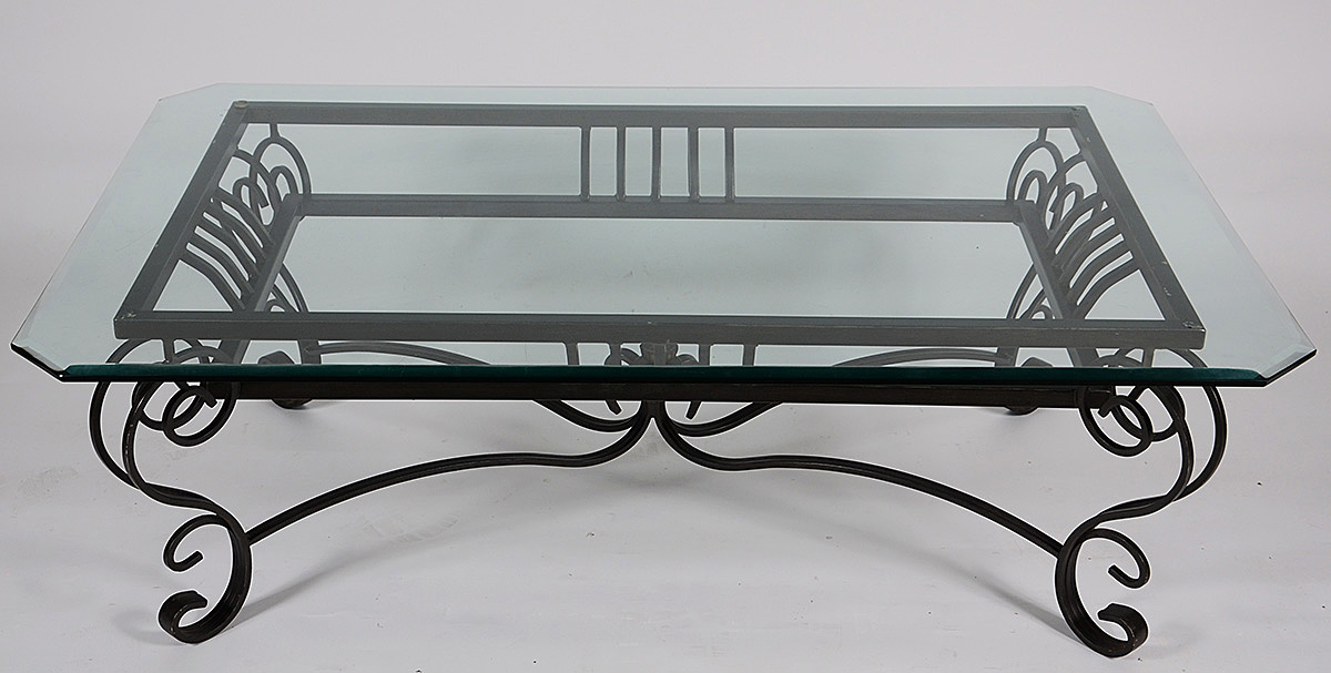 Mesa de centro com base de metal e tampo de cristal bisotado. Medidas...