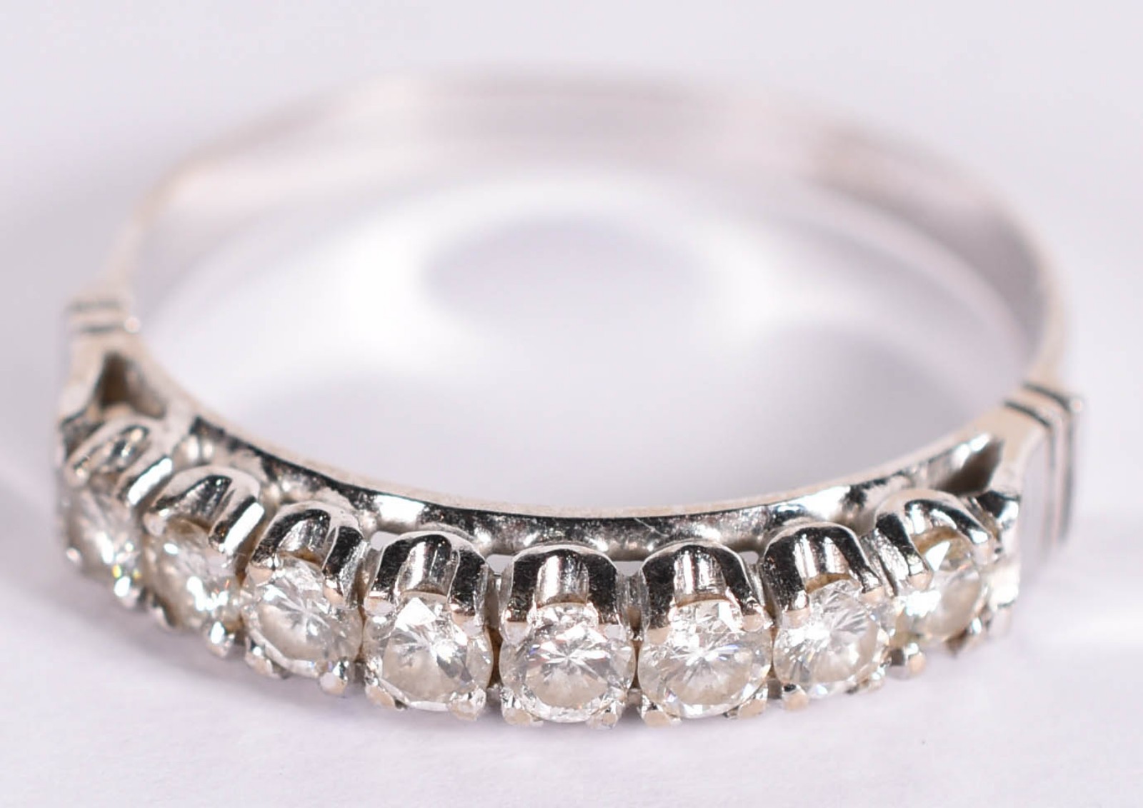 Anel de ouro branco e 8 brilhantes de 0,07 ct cada, total 0,49 cts... - foto 1 de 3