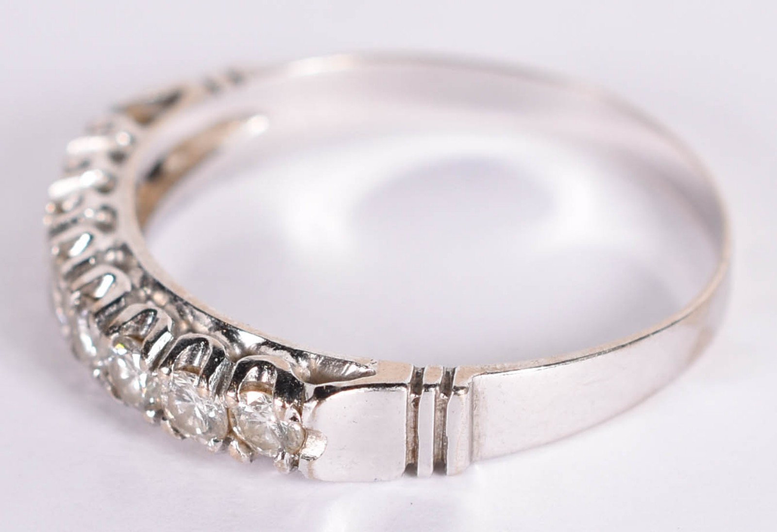 Anel de ouro branco e 8 brilhantes de 0,07 ct cada, total 0,49 cts... - foto 2 de 3