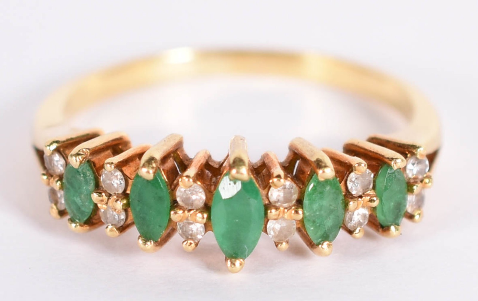 Anel de ouro amarelo 18 k com 12 brilhantes e 5 esmeraldas, aro 16... - foto 1 de 3