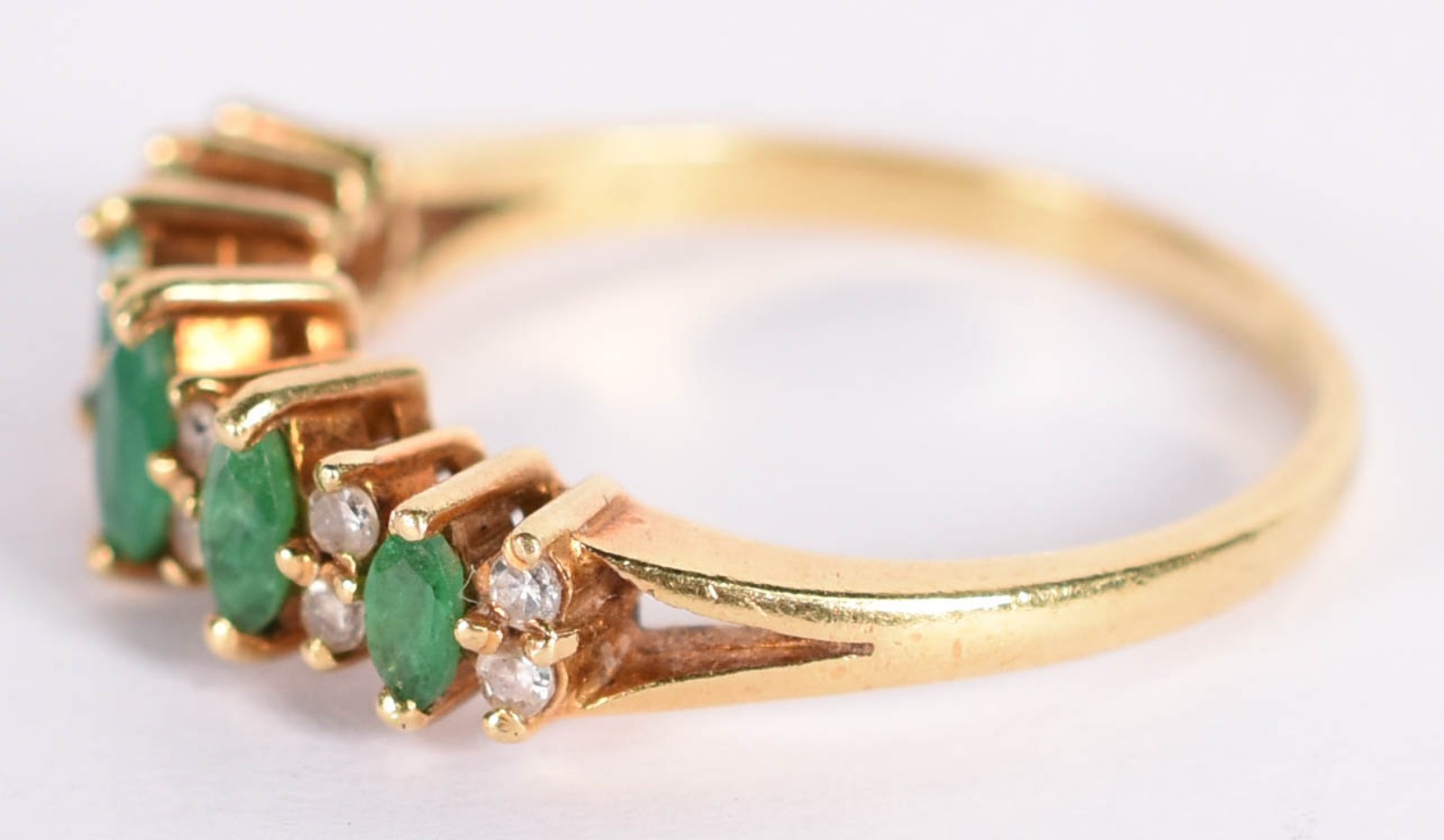 Anel de ouro amarelo 18 k com 12 brilhantes e 5 esmeraldas, aro 16... - foto 2 de 3