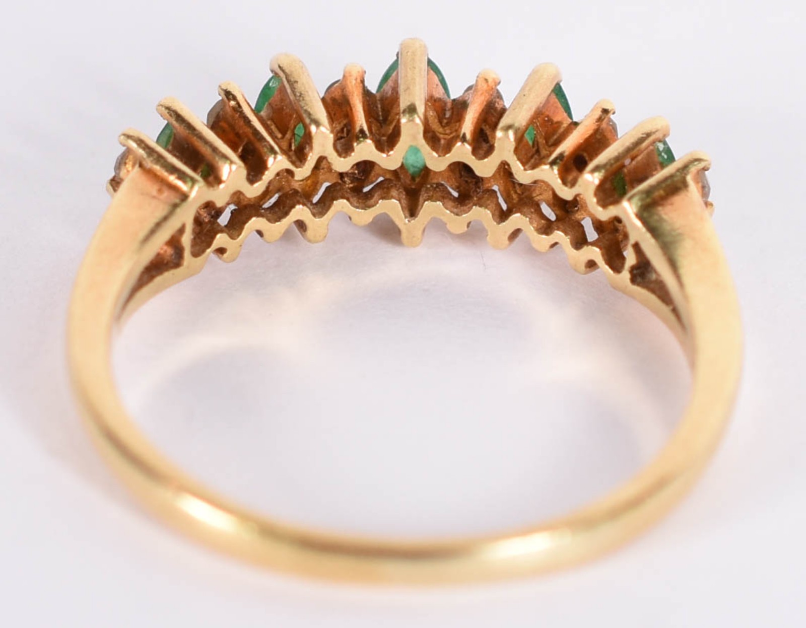 Anel de ouro amarelo 18 k com 12 brilhantes e 5 esmeraldas, aro 16... - foto 3 de 3