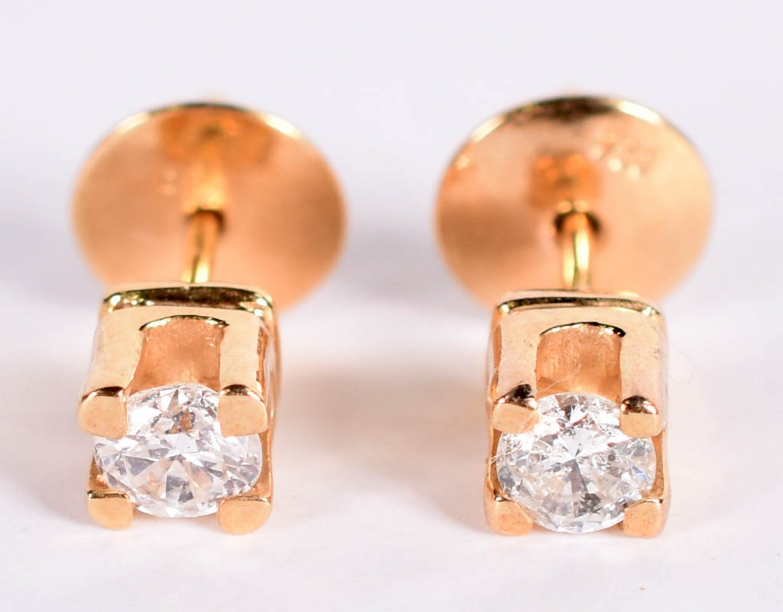 Par de brincos de ouro amarelo com 2 brilhantes de 0,35 ct cada... - foto 1 de 3