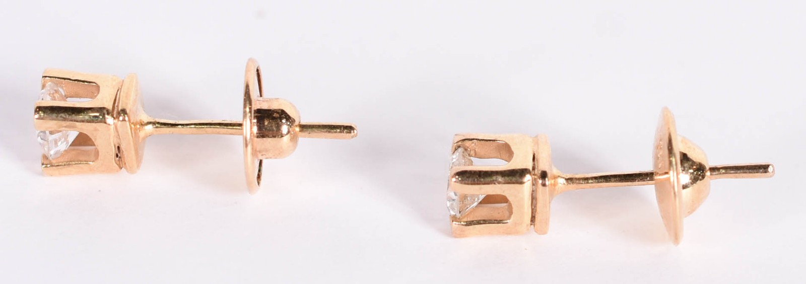 Par de brincos de ouro amarelo com 2 brilhantes de 0,35 ct cada... - foto 2 de 3