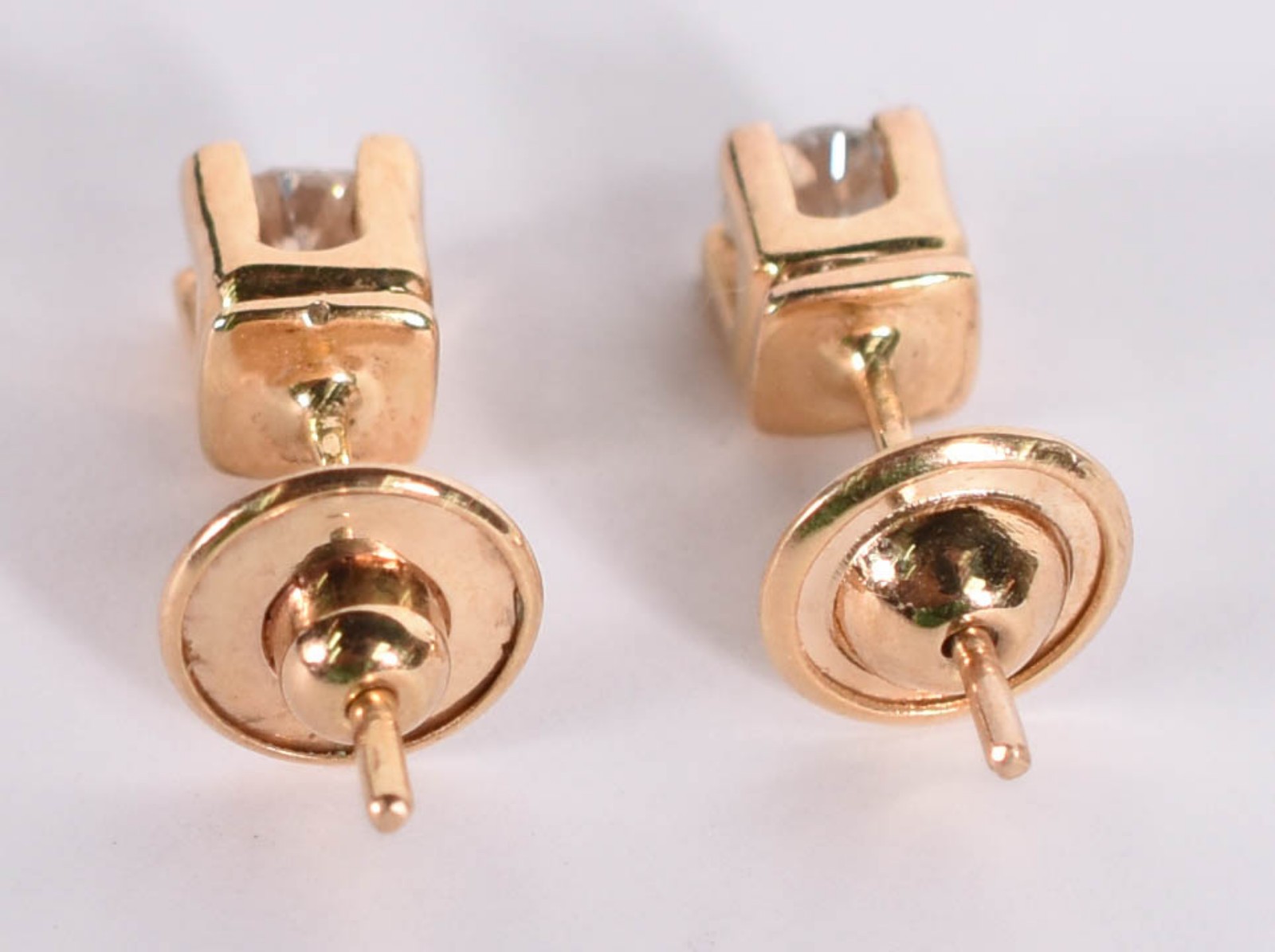 Par de brincos de ouro amarelo com 2 brilhantes de 0,35 ct cada... - foto 3 de 3