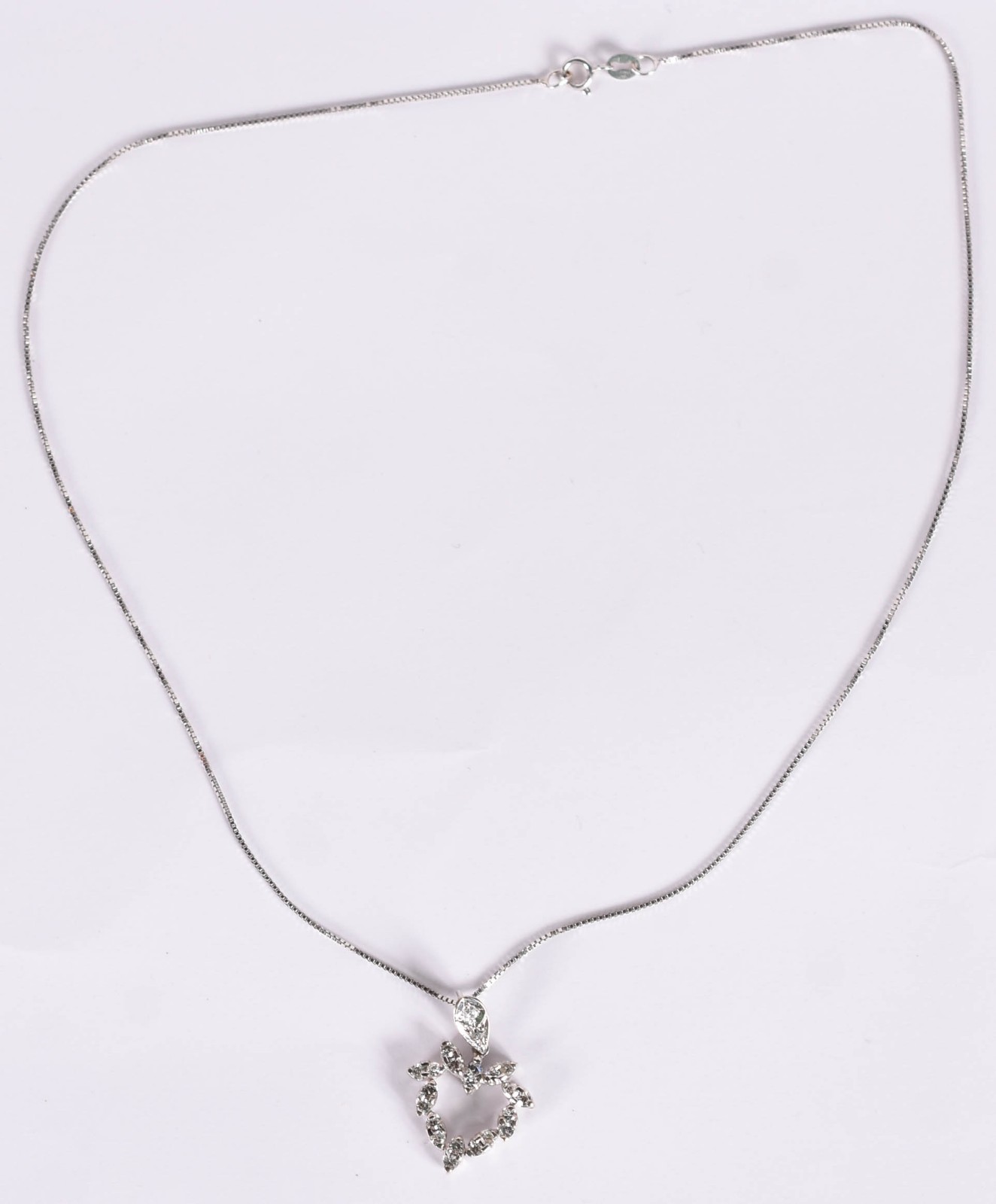 Gargantilha de ouro branco e pingente no feitio de coração (medida do... - foto 2 de 4