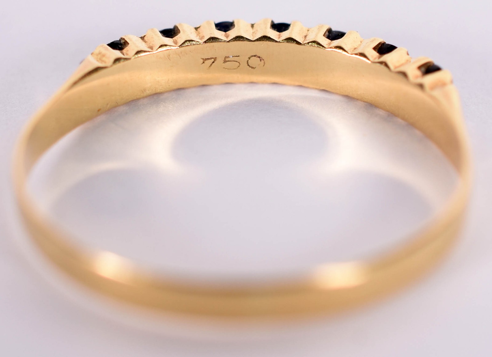 Anel de ouro amarelo 18 k com 7 safiras azuis, aro 23 (Por motivos de... - foto 3 de 3
