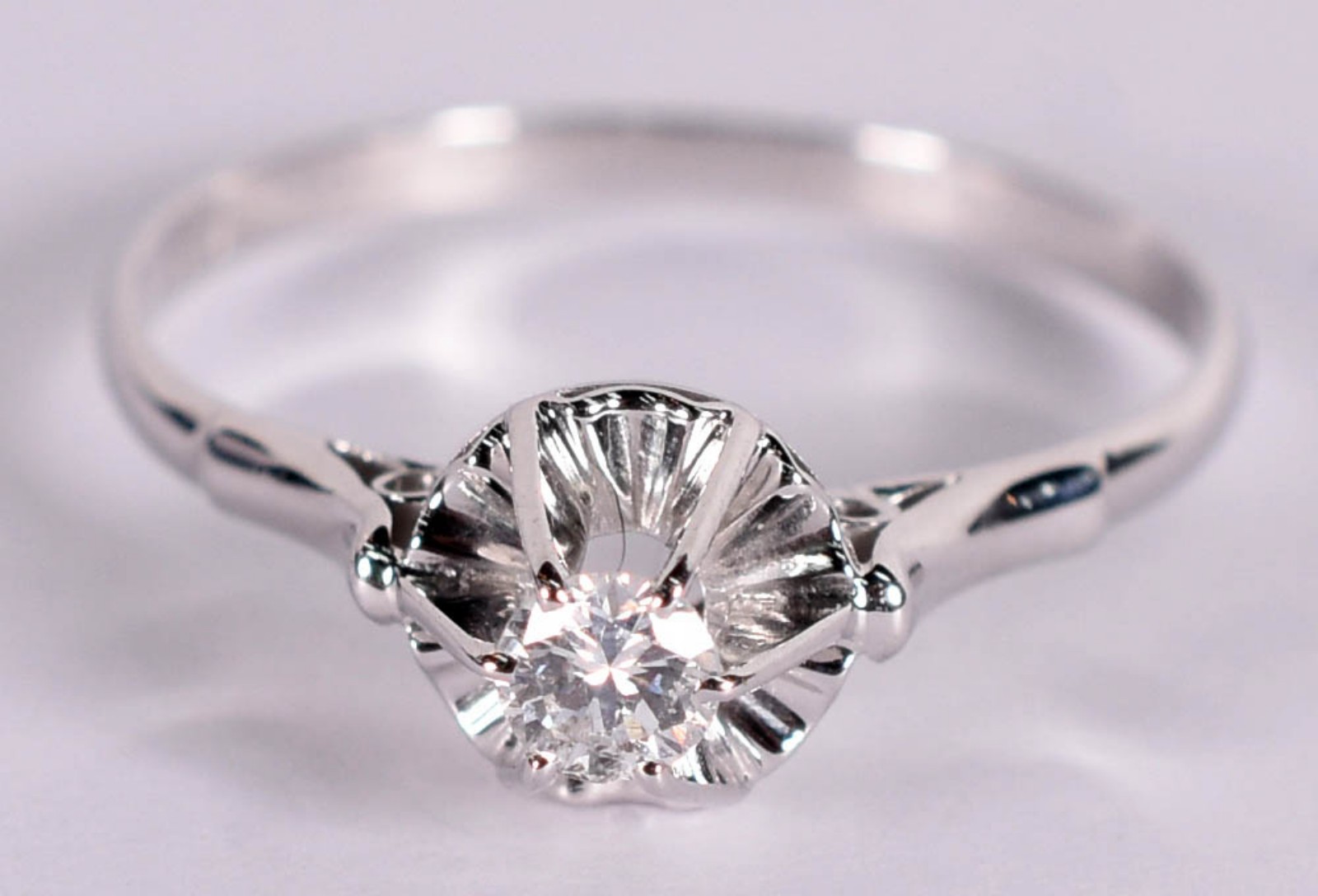 Anel solitário de ouro branco com 1 brilhante de 0,15 cts.(Por... - foto 1 de 3