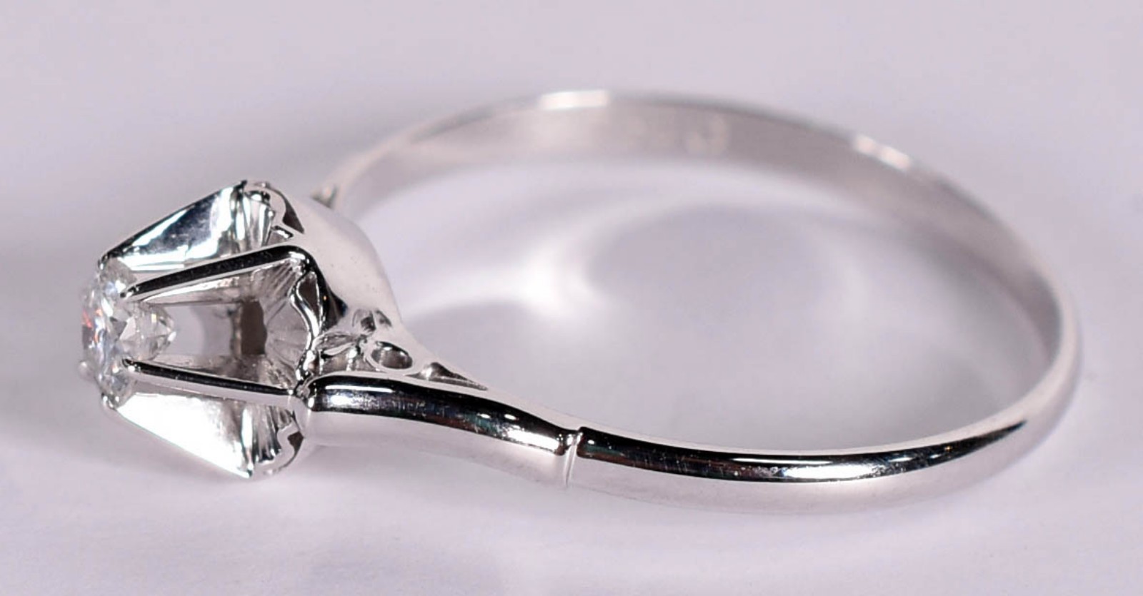 Anel solitário de ouro branco com 1 brilhante de 0,15 cts.(Por... - foto 2 de 3