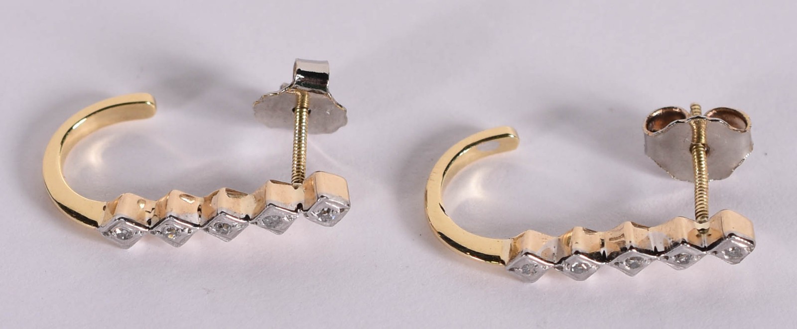 Par de brincos de ouro amarelo 18 k e ouro branco com safiras (Por... - foto 2 de 3