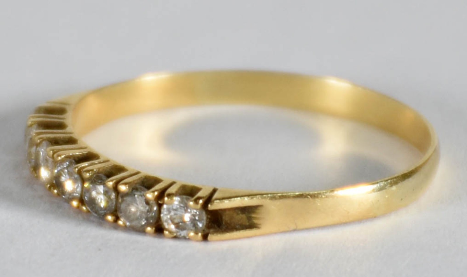 Anel de ouro amarelo 18 k com 7 brilhantes, aro 21 (Por motivos de... - foto 2 de 3