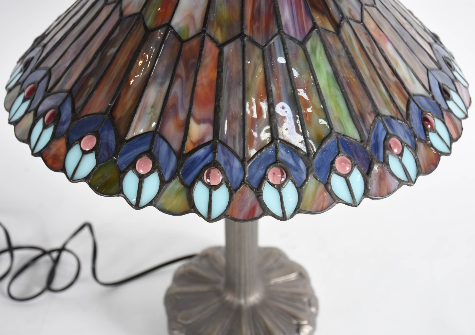 Luminária estilo Tiffany de metal com placas de pasta de vidro... - foto 2 de 3
