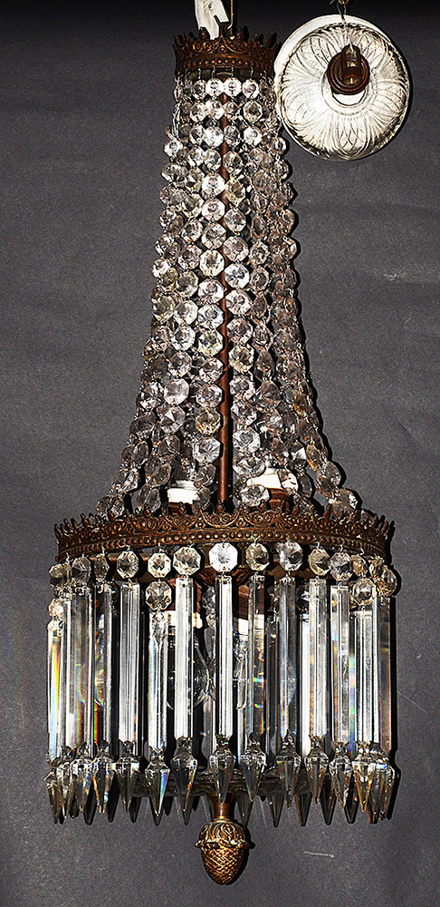 Lustre de cristal estilo Império, com pingentes e contas lapidadas...