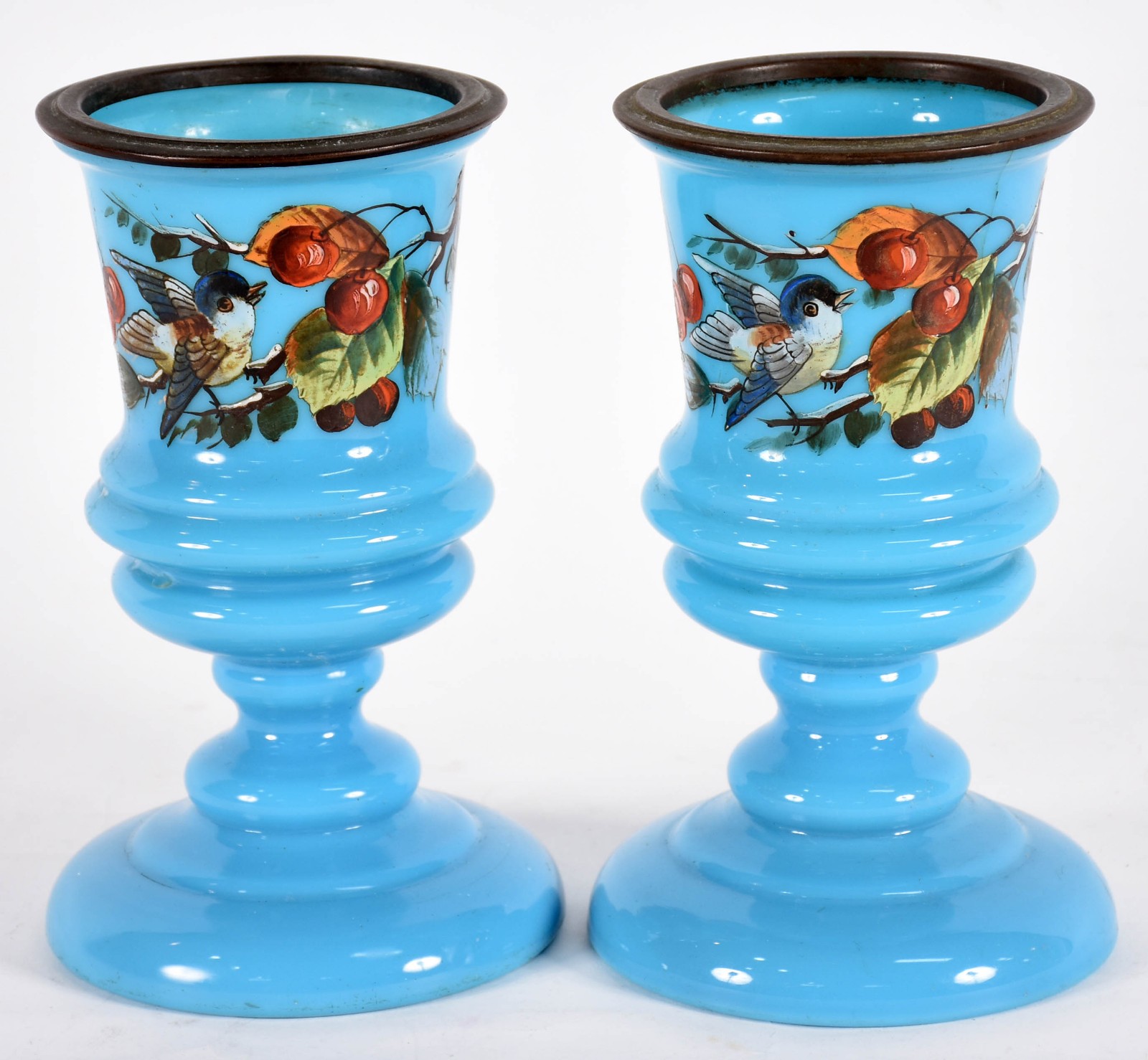 Par de vasos de opalina azul decorados com pássaros, frutos e folhas... - foto 1 de 6