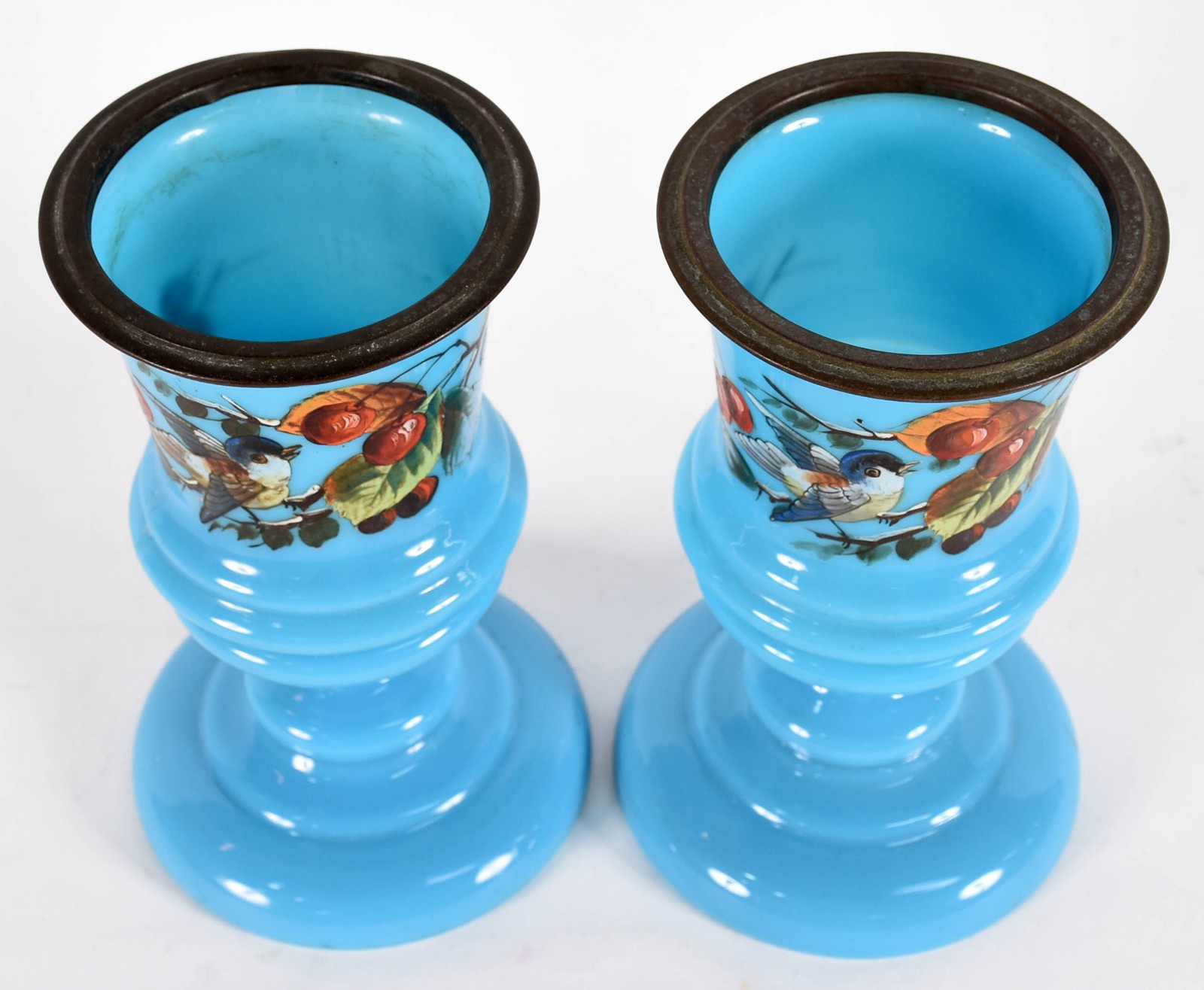 Par de vasos de opalina azul decorados com pássaros, frutos e folhas... - foto 2 de 6
