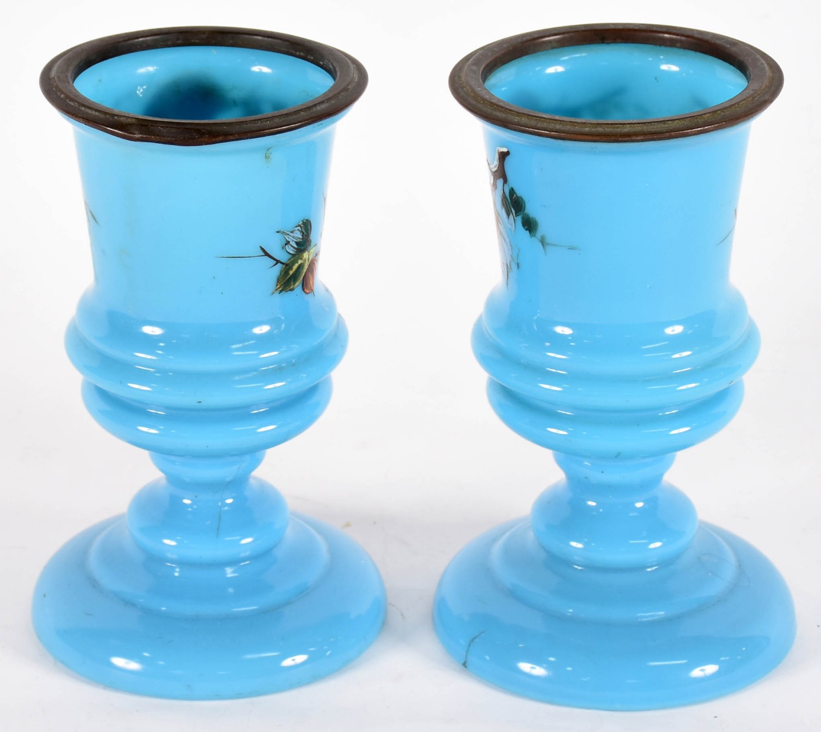 Par de vasos de opalina azul decorados com pássaros, frutos e folhas... - foto 3 de 6