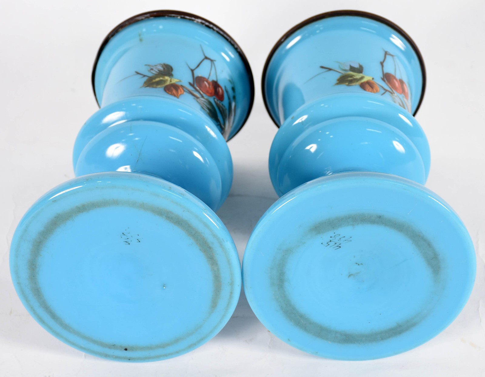 Par de vasos de opalina azul decorados com pássaros, frutos e folhas... - foto 4 de 6