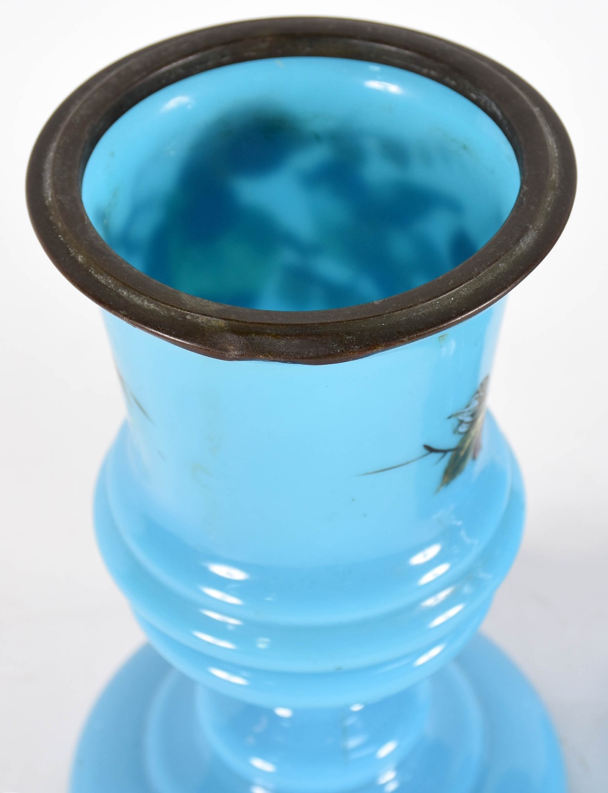 Par de vasos de opalina azul decorados com pássaros, frutos e folhas... - foto 5 de 6