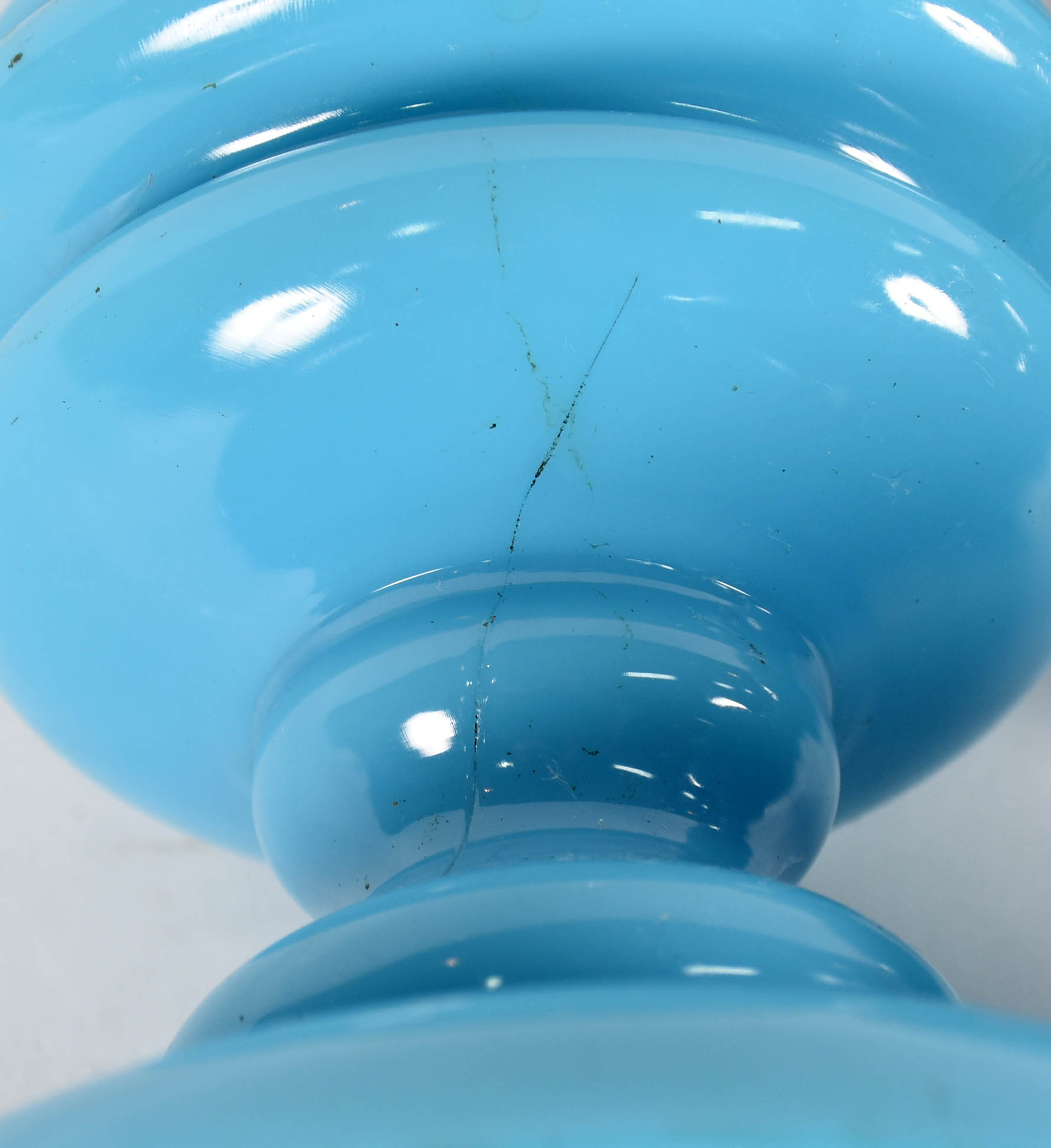 Par de vasos de opalina azul decorados com pássaros, frutos e folhas... - foto 6 de 6