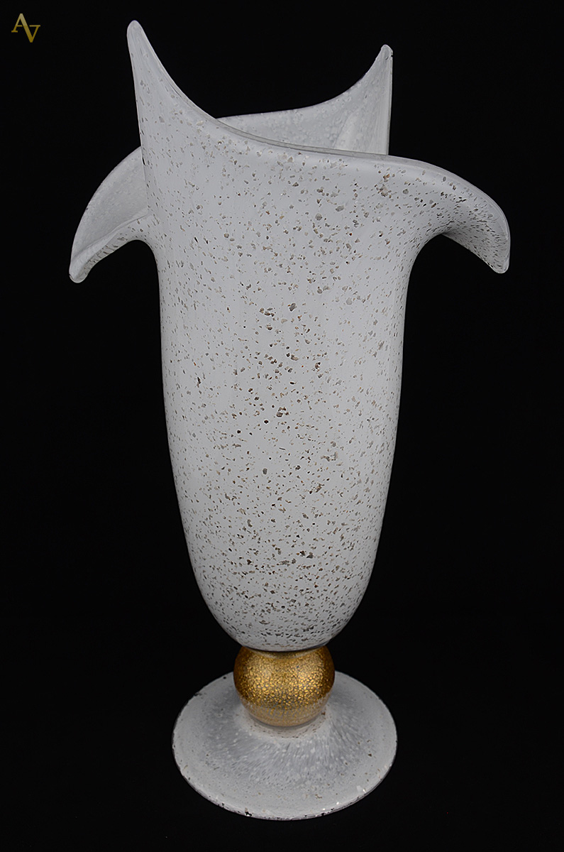 Grande vaso em murano branco e pó de ouro. Altura 49 cm.