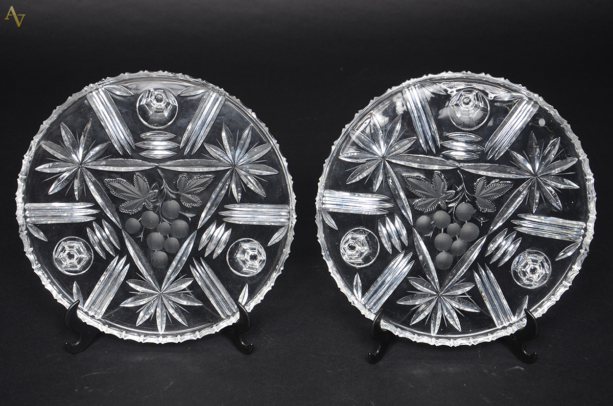 Par de pratos de cristal tcheco lapidado para bolo. Diâmetro 26 cm.