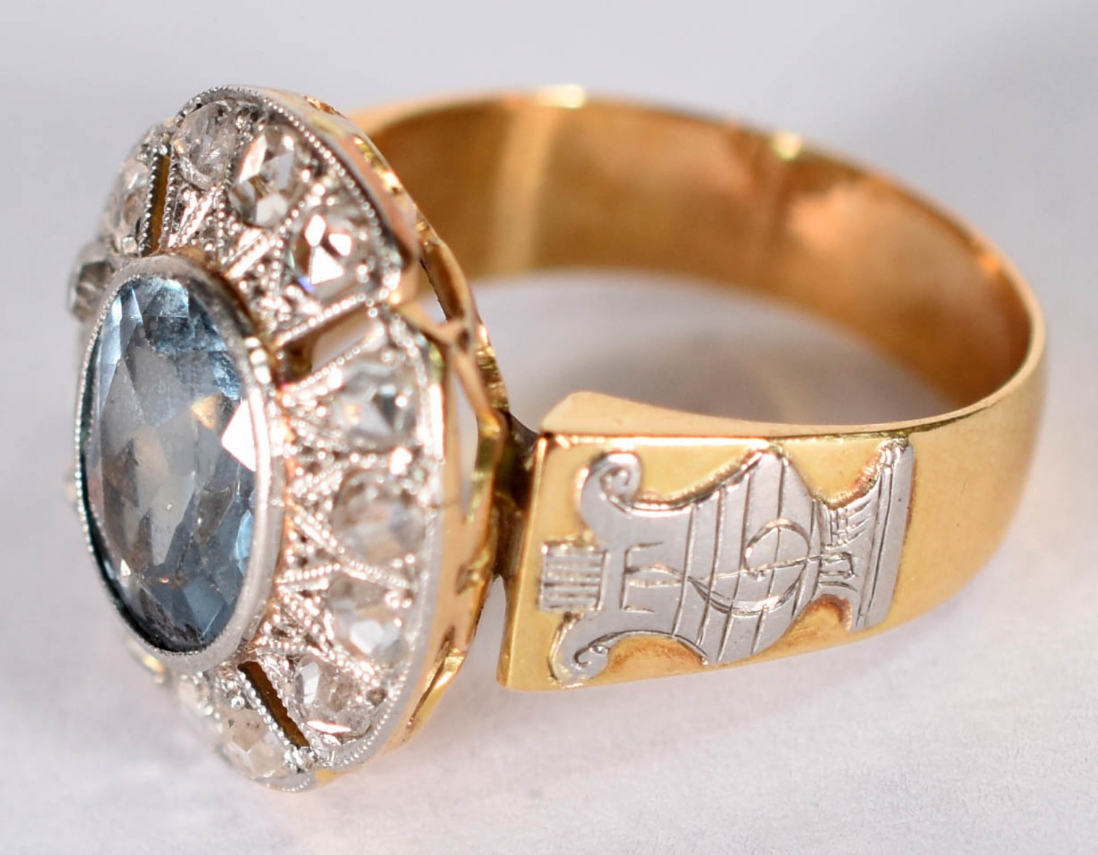 Anel de ouro amarelo 18 k com detalhes de notas musicais em ouro... - foto 2 de 3